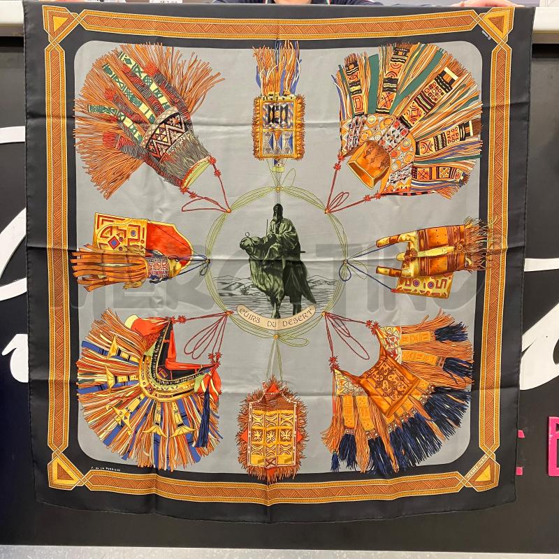 FOULARD HERMES CUIRS DU DÉSERT  | Mercatino dell'Usato Roma eur 1