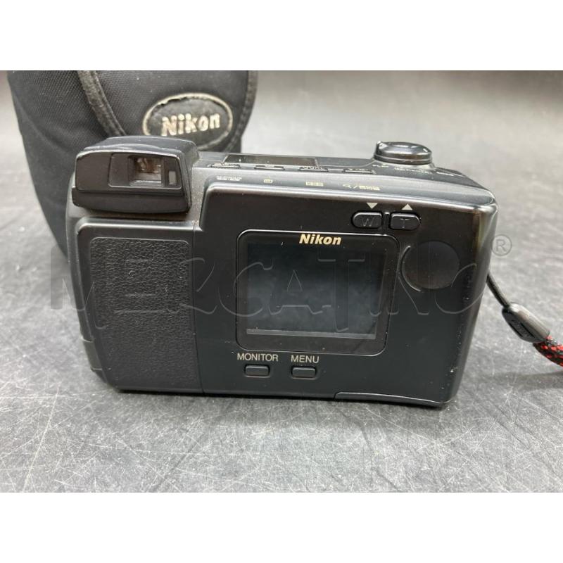 MACCHINA FOTOGRAFICA NIKON COOLPIX 800  | Mercatino dell'Usato Roma eur 2