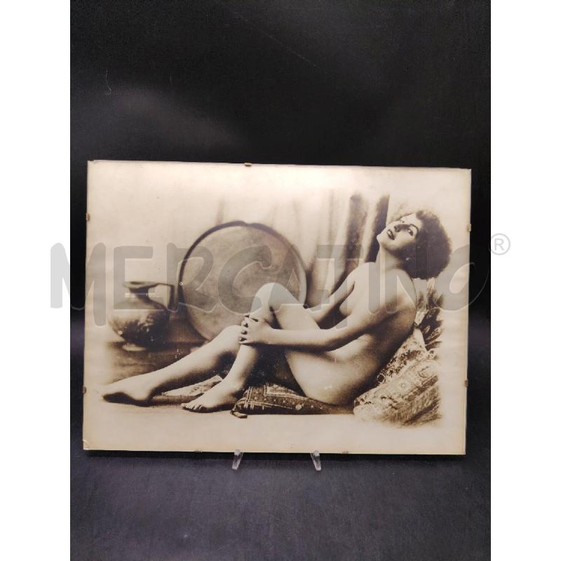 NUDO DI DONNA SEDUTA SU CUSCINI | Mercatino dell'Usato Roma eur 1