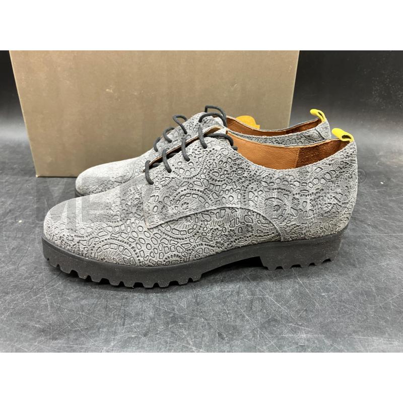 SCARPE D BENVADO SCATOLA GRI TEXTURE RILIEVO | Mercatino dell'Usato Roma eur 3