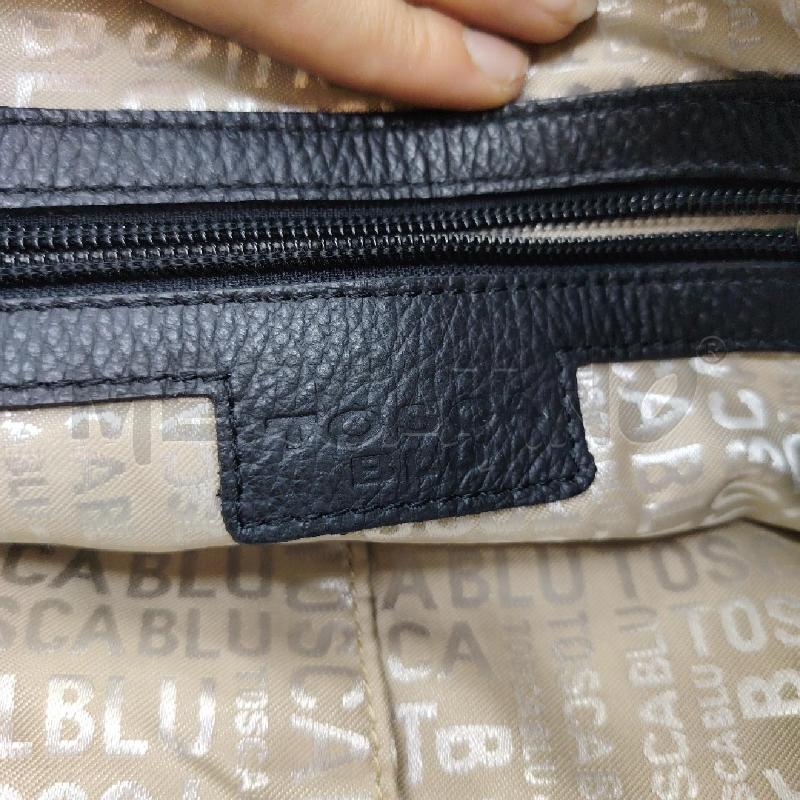 SHOPPER TOSCA BLU NE PELLE MARTELLATA + GANCIO | Mercatino dell'Usato Roma eur 4
