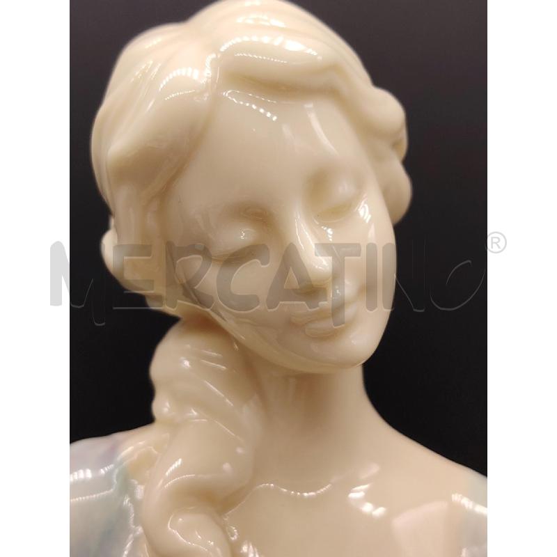 STATUA DONNA PORCELLANA INGLESE  | Mercatino dell'Usato Roma eur 2