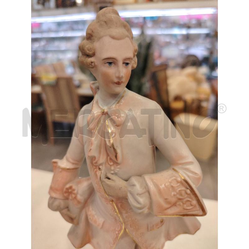 STATUINA RAGAZZO NOBILE ROSA PRATO VERDE  | Mercatino dell'Usato Roma eur 2