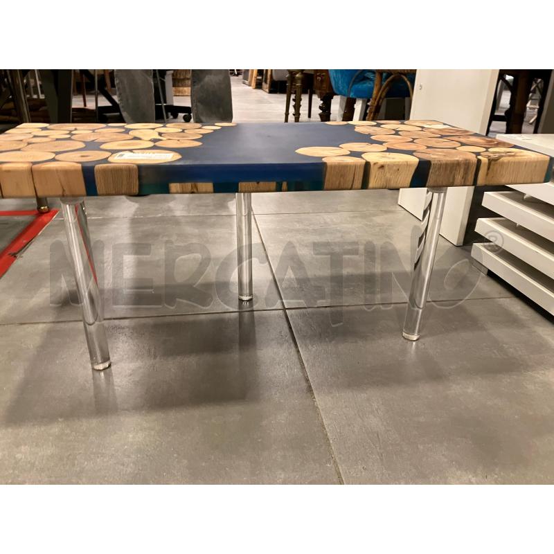 TAVOLINO BASSO PIC RESINA BLU | Mercatino dell'Usato Roma eur 2