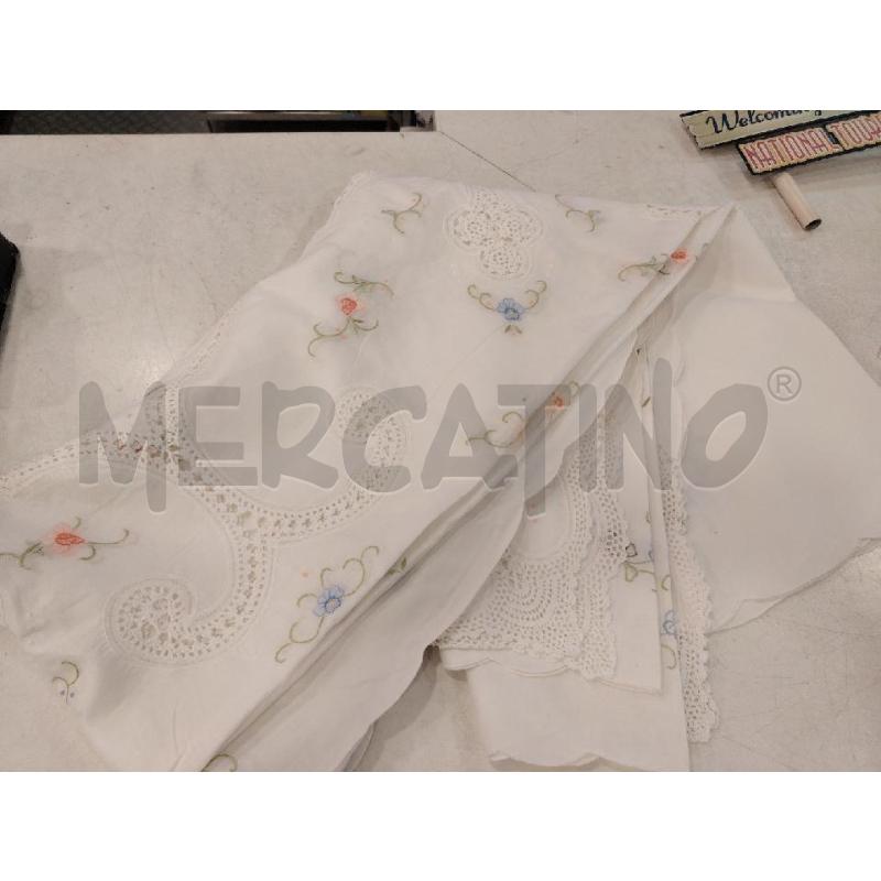 TOVAGLIA  RICAMATA  | Mercatino dell'Usato Roma eur 1
