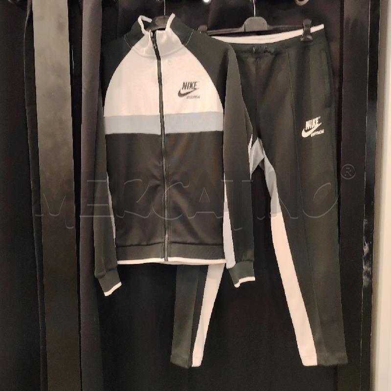TUTA U NIKE SPORTSWEAR VERDE | Mercatino dell'Usato Roma eur 1