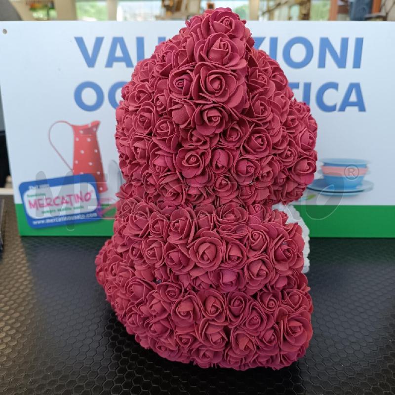 ORSETTO DECORATIVO ROSE ROSSE E BIANCHE ALTEZZA 35 CM | Mercatino dell'Usato Colleferro 2