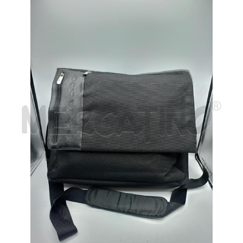 PORTA PC PIQUADRO TESSUTO NE INSERTI PELLE | Mercatino dell'Usato Colleferro 1