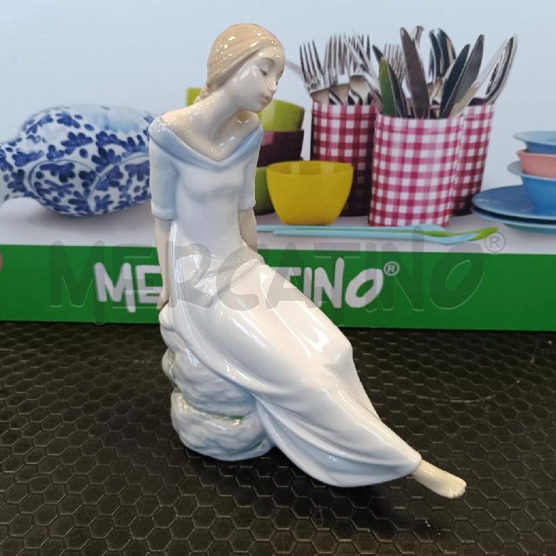 STATUINA FIRMATA NAO PORCELLANA BIANCA DONNA SEDUTA | Mercatino dell'Usato Colleferro 1