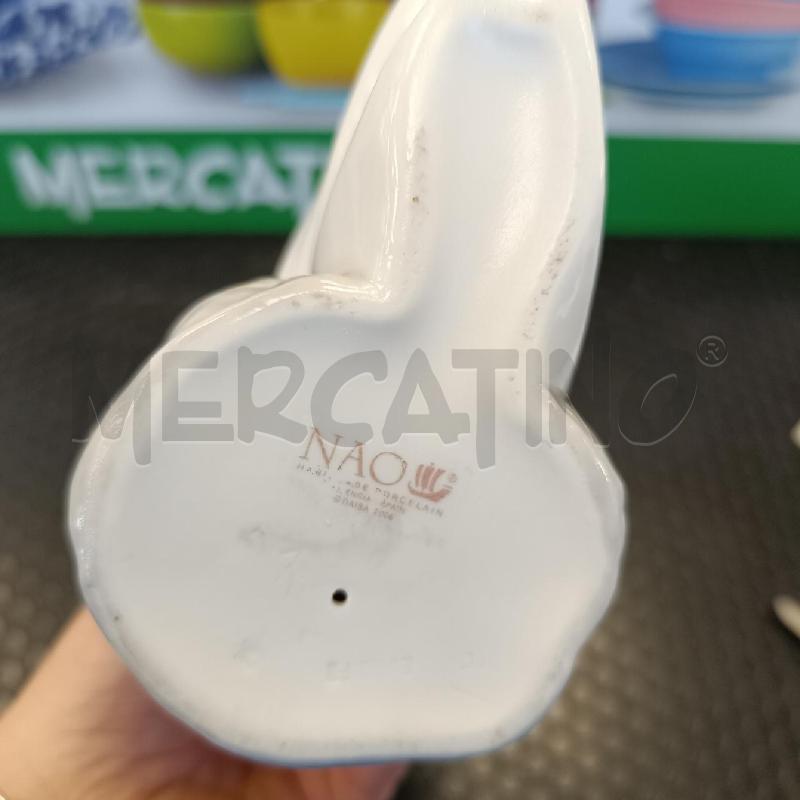 STATUINA FIRMATA NAO PORCELLANA BIANCA DONNA SEDUTA | Mercatino dell'Usato Colleferro 2