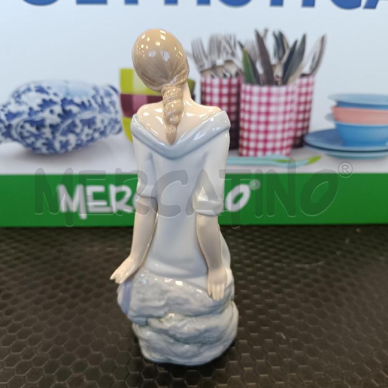 STATUINA FIRMATA NAO PORCELLANA BIANCA DONNA SEDUTA | Mercatino dell'Usato Colleferro 3
