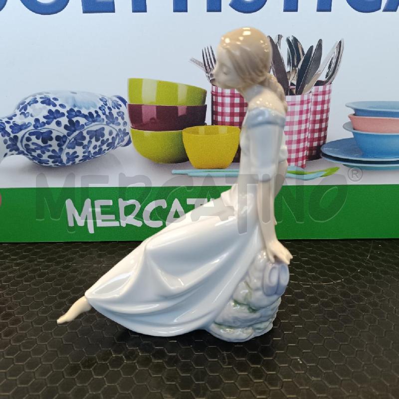 STATUINA FIRMATA NAO PORCELLANA BIANCA DONNA SEDUTA | Mercatino dell'Usato Colleferro 4
