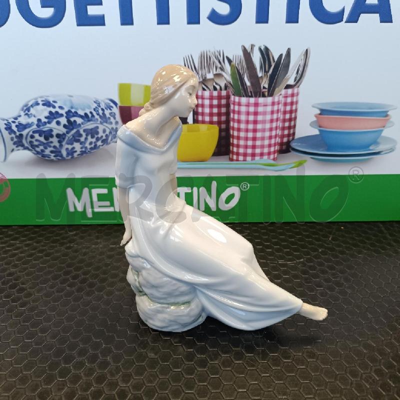STATUINA FIRMATA NAO PORCELLANA BIANCA DONNA SEDUTA | Mercatino dell'Usato Colleferro 5