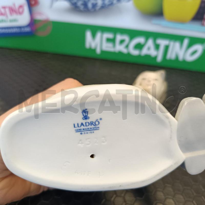 STATUINA LLADRÒ IN PORCELLANA BIANCA BAMBINA CON SCARPETTE | Mercatino dell'Usato Colleferro 2