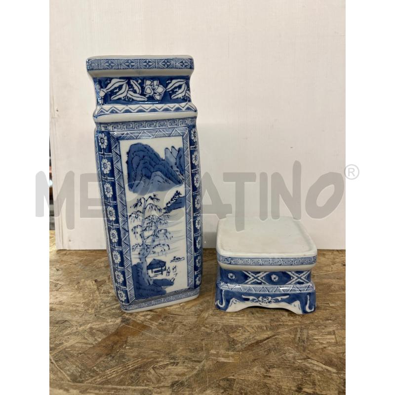 VASO FORMA SQUADRATA CON  BASE  BIANCO BLU STILE CINESE  | Mercatino dell'Usato Colleferro 2
