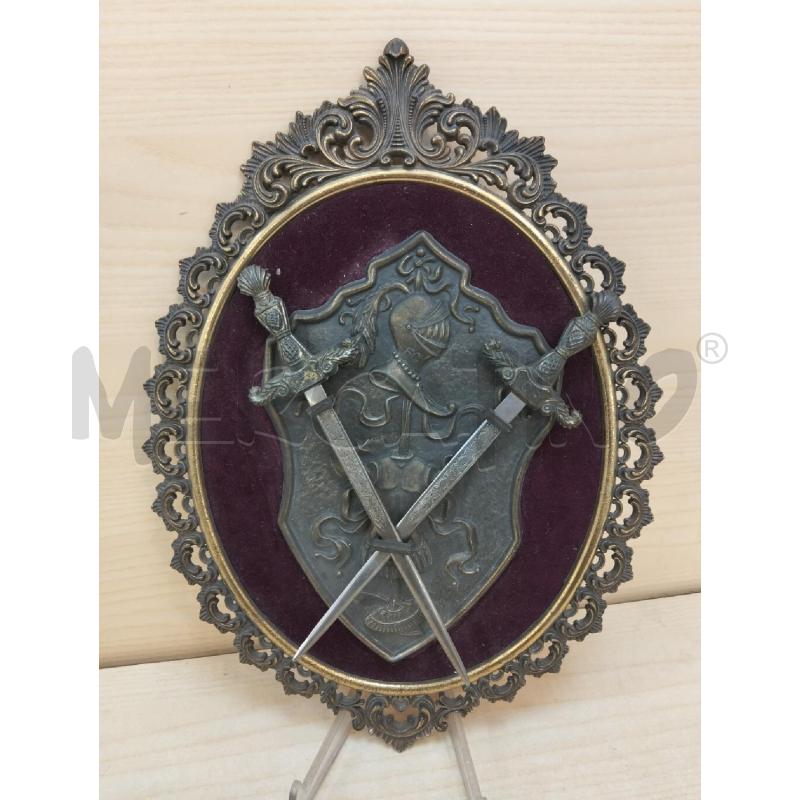 QUADRO OTTONATO C STEMMA E SPADE INCROCIATE | Mercatino dell'Usato Roma portonaccio 1