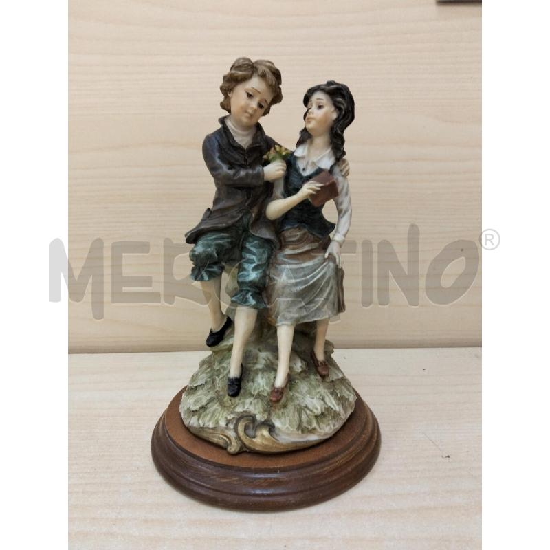 SCULTURA PICCOLA COPPIA RAGAZZI C LIBRO E FIORI | Mercatino dell'Usato Roma portonaccio 1