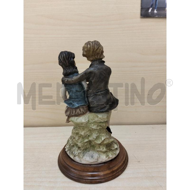 SCULTURA PICCOLA COPPIA RAGAZZI C LIBRO E FIORI | Mercatino dell'Usato Roma portonaccio 3