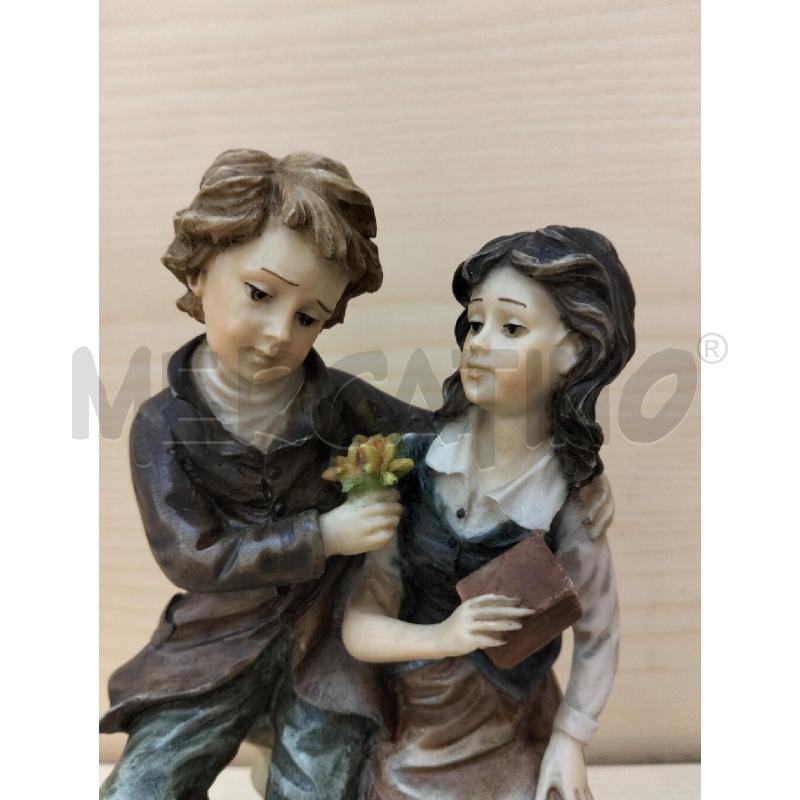 SCULTURA PICCOLA COPPIA RAGAZZI C LIBRO E FIORI | Mercatino dell'Usato Roma portonaccio 4