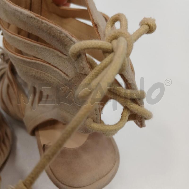 DECOLLETE CHRISTIAN LOUBOUTIN BEIGE FRANGE DA RIV | Mercatino dell'Usato Roma viale tirreno 5