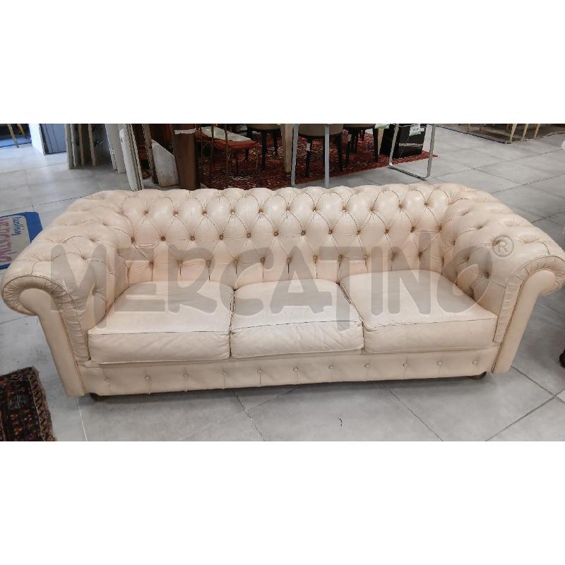 DIVANO BIANCO CHESTERFIELD 3POSTI | Mercatino dell'Usato Roma viale tirreno 1