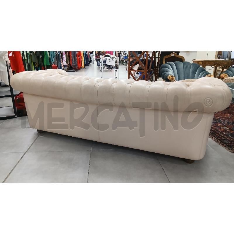 DIVANO BIANCO CHESTERFIELD 3POSTI | Mercatino dell'Usato Roma viale tirreno 3