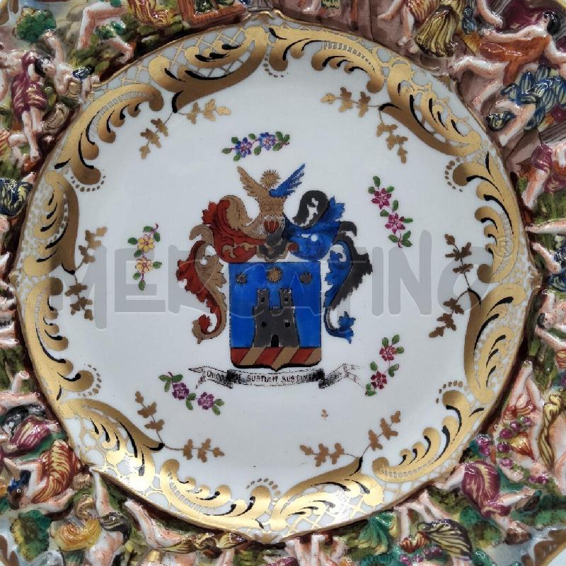PIATTO CAPODIMONTE DEC IN RILIEVO STEMMA CENTRALE | Mercatino dell'Usato Roma viale tirreno 2