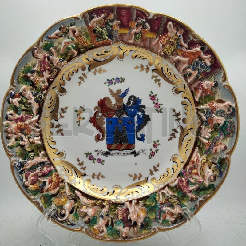 PIATTO CAPODIMONTE DEC IN RILIEVO STEMMA CENTRALE | Mercatino dell'Usato Roma viale tirreno 3