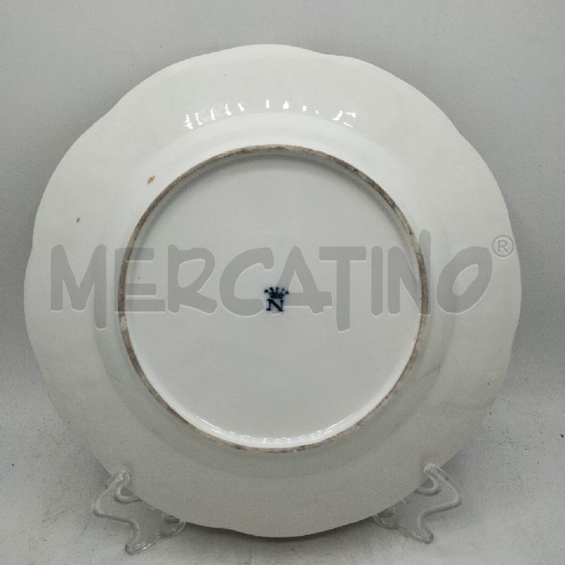 PIATTO CAPODIMONTE DEC IN RILIEVO STEMMA CENTRALE | Mercatino dell'Usato Roma viale tirreno 4