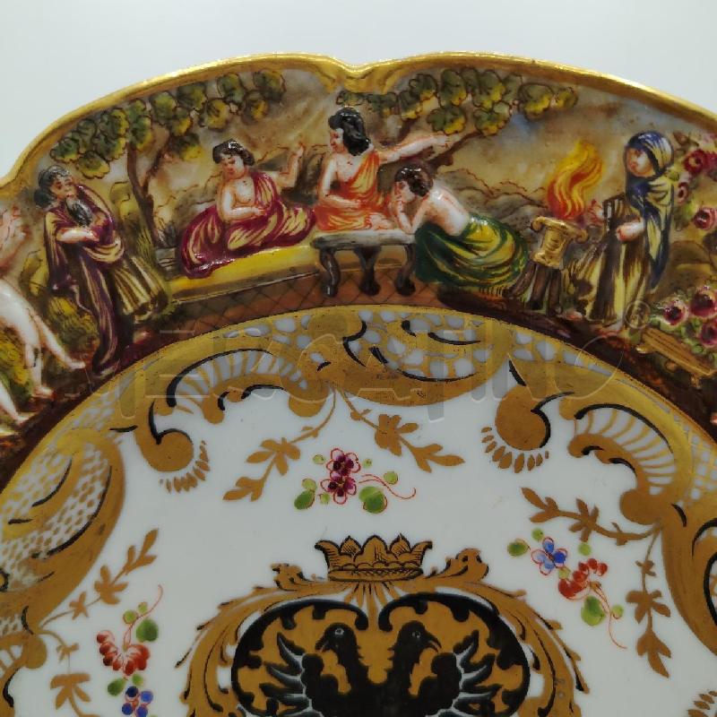 PIATTO DA COLL EP CAPODIMONTE FIGURE IN RILIEVO | Mercatino dell'Usato Roma viale tirreno 3