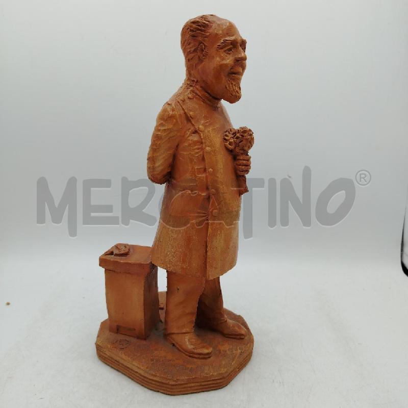 SCULTURA T COTTO UOMO FIORI IN MANO | Mercatino dell'Usato Roma viale tirreno 2