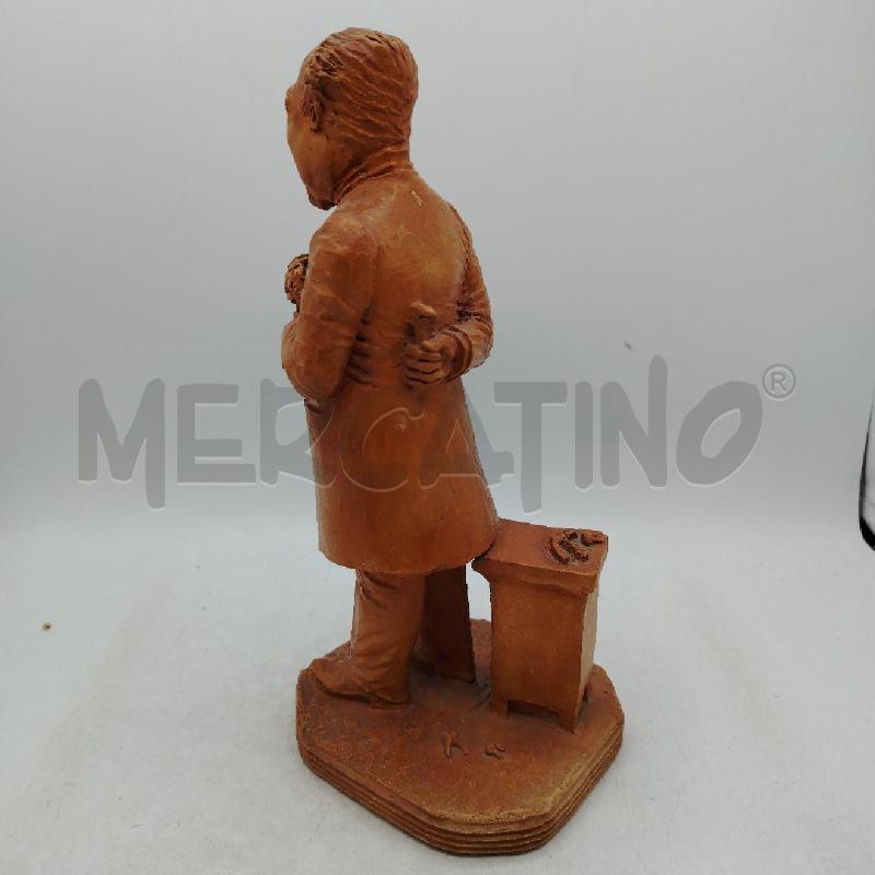 SCULTURA T COTTO UOMO FIORI IN MANO | Mercatino dell'Usato Roma viale tirreno 3