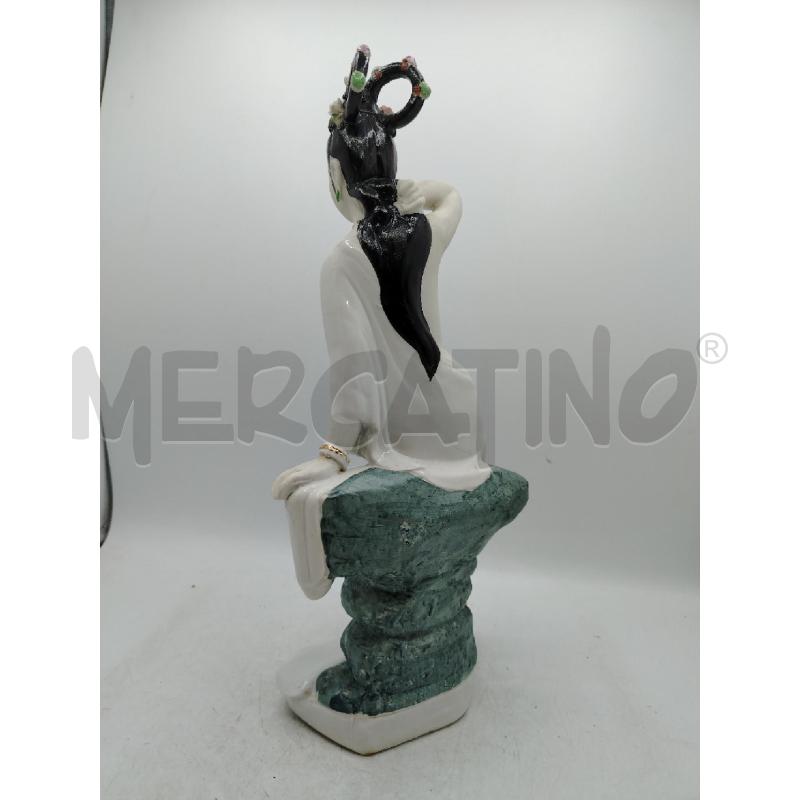 STATUA PORCELLANA CIN DONNA SEDUTA BISCUIT | Mercatino dell'Usato Roma viale tirreno 2