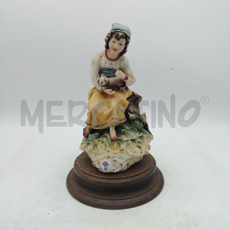 STATUINA DONNA CON GATTO BASE TONDA | Mercatino dell'Usato Roma viale tirreno 1