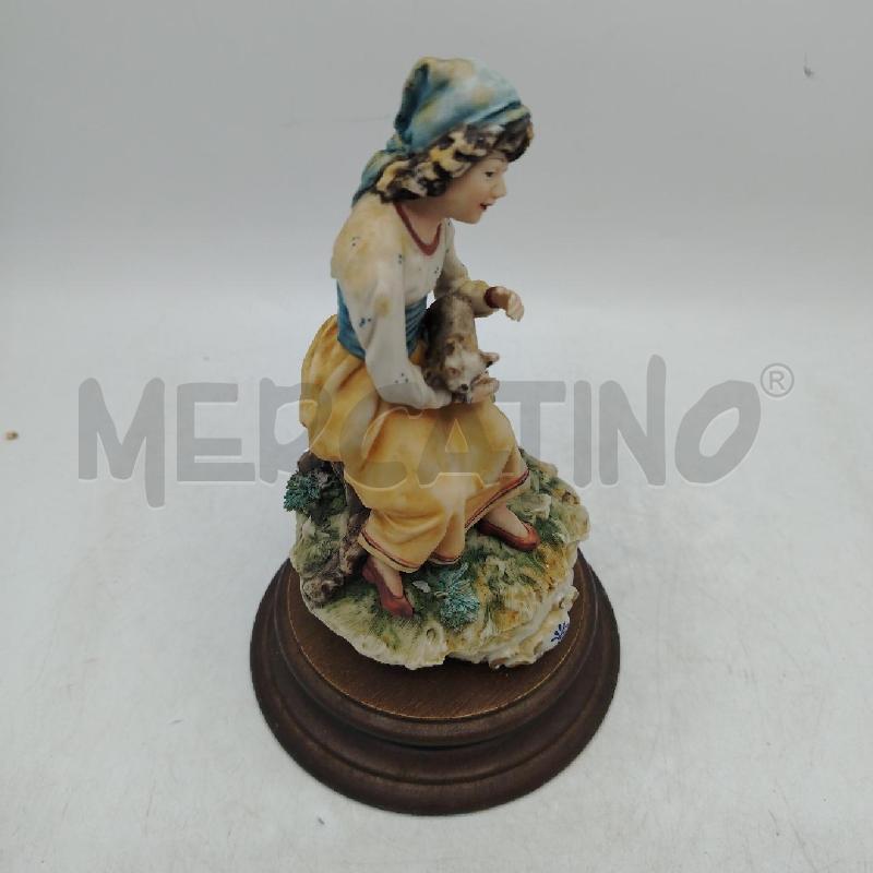 STATUINA DONNA CON GATTO BASE TONDA | Mercatino dell'Usato Roma viale tirreno 2
