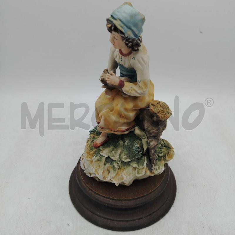 STATUINA DONNA CON GATTO BASE TONDA | Mercatino dell'Usato Roma viale tirreno 3