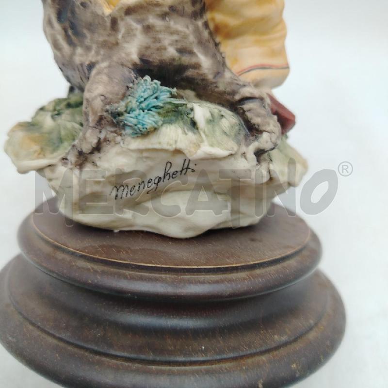 STATUINA DONNA CON GATTO BASE TONDA | Mercatino dell'Usato Roma viale tirreno 4