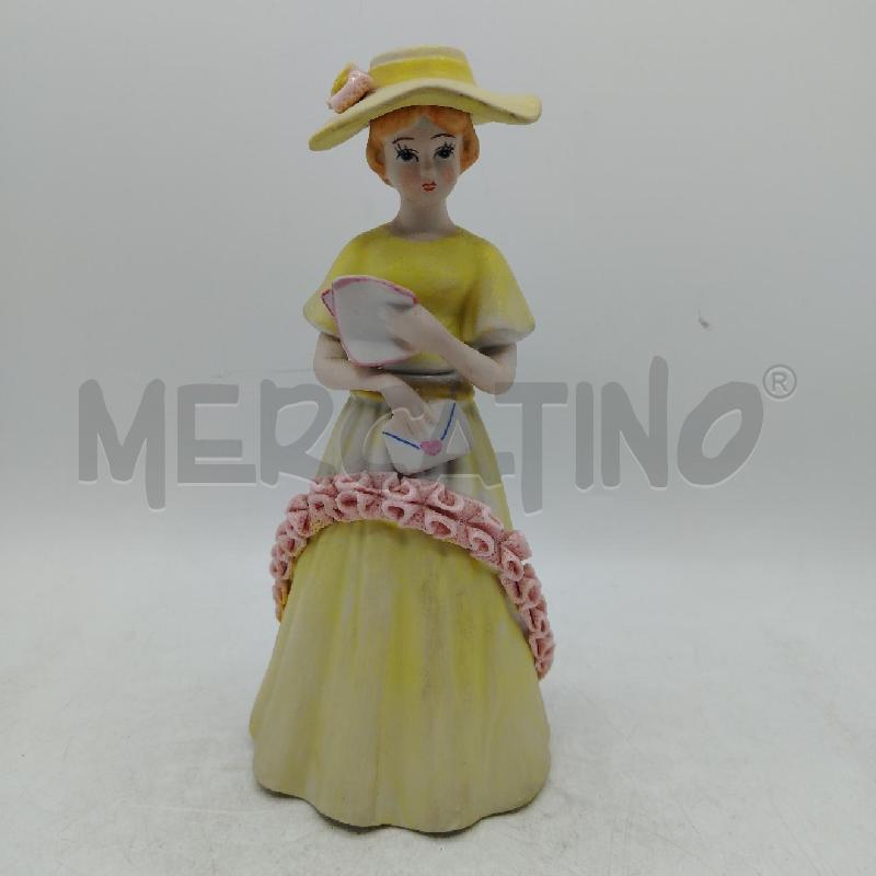 STATUINA DONNA SOFÌ VESTITO E CAPPELLO GIALLO | Mercatino dell'Usato Roma viale tirreno 1