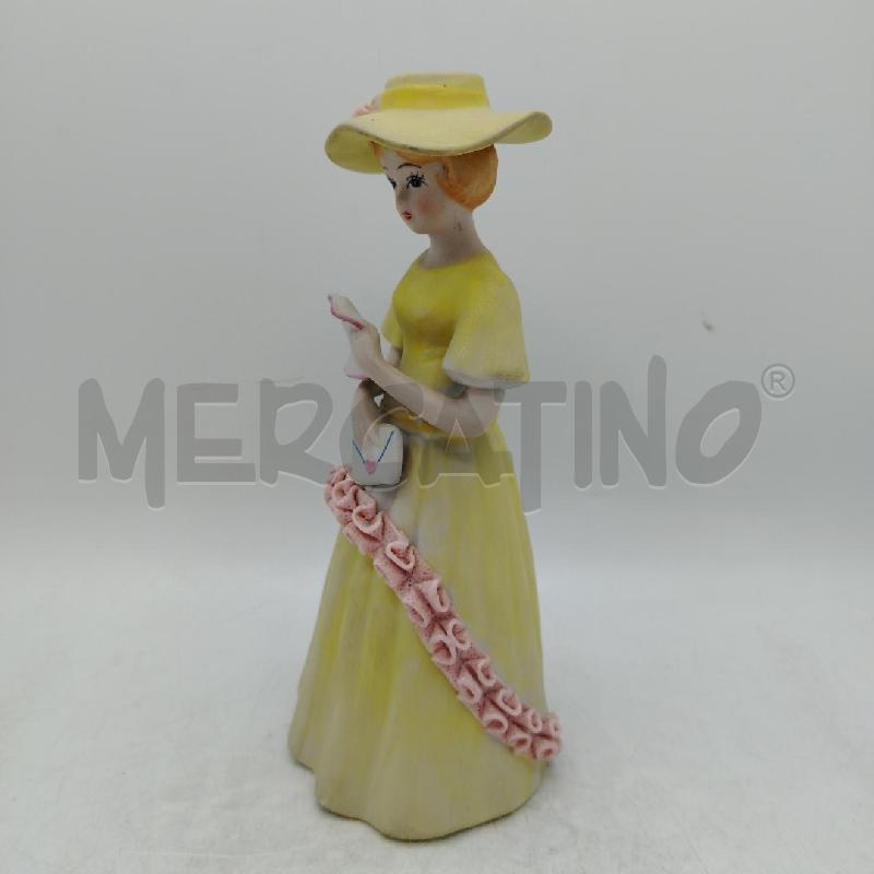 STATUINA DONNA SOFÌ VESTITO E CAPPELLO GIALLO | Mercatino dell'Usato Roma viale tirreno 2