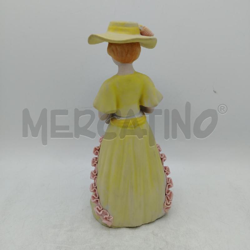 STATUINA DONNA SOFÌ VESTITO E CAPPELLO GIALLO | Mercatino dell'Usato Roma viale tirreno 3