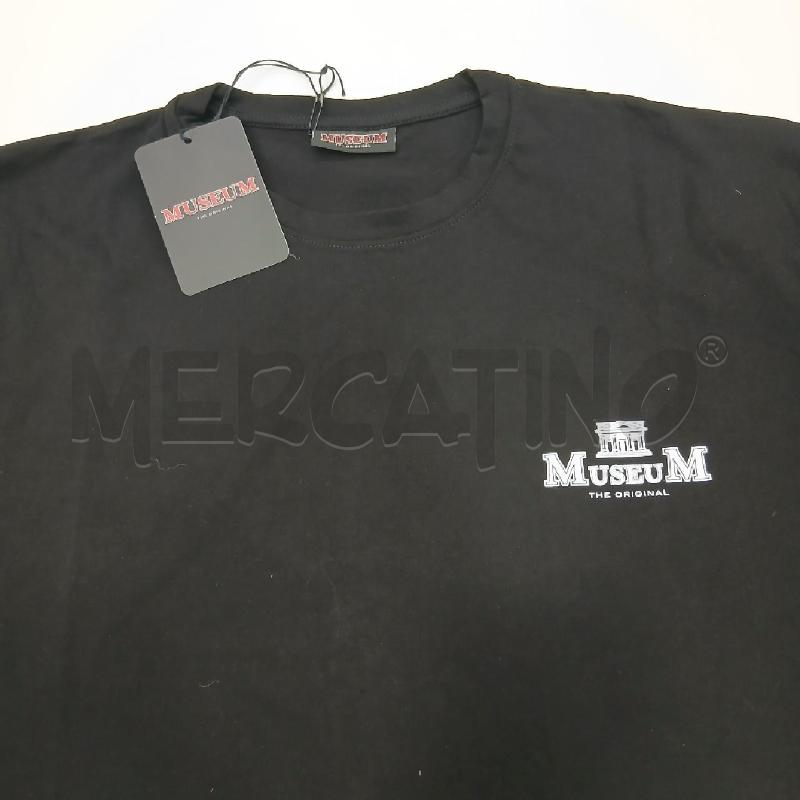 T SHIRT U MUSEUM NE SCRITTA BI PETTO LAT  | Mercatino dell'Usato Roma viale tirreno 1