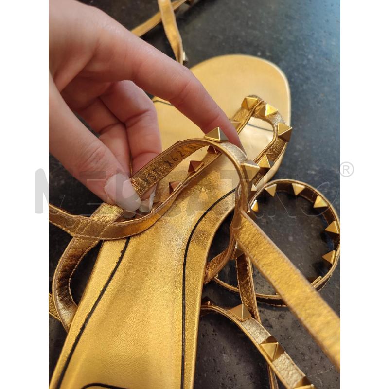 SANDALI DONNA DORATI VALENTINO ROCKSTUD SCHIAVA | Mercatino dell'Usato Roma montemario 3