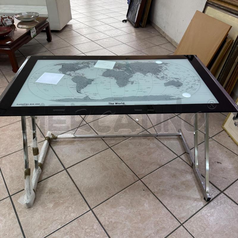 SCRIVANIA CROMO PIANO VETRO CARTINA MONDO | Mercatino dell'Usato Roma montemario 1