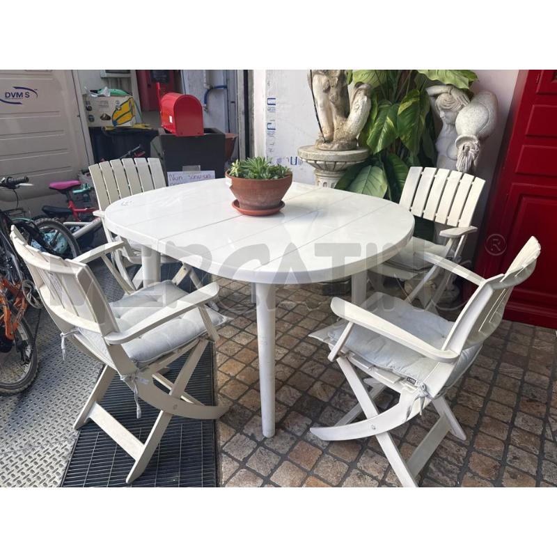 TAVOLO PLASTICA BIANCO+4 SEDIE PIEGHEVOLI | Mercatino dell'Usato Roma montemario 1