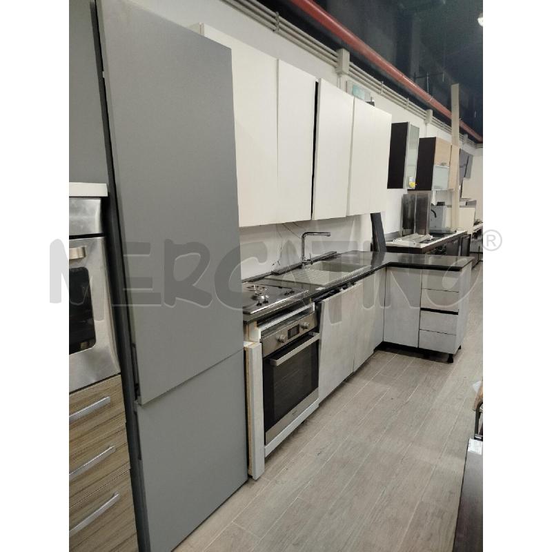 CUCINA ANGOLARESTOSA BICOLORE CON ELETTRO E FRIGO | Mercatino dell'Usato Roma cinecitta' 1