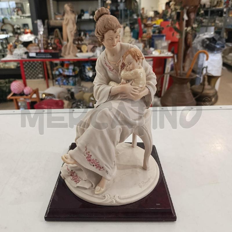 STATUETTA G. ARMANI DONNA CON BAMBINO | Mercatino dell'Usato Tivoli 1