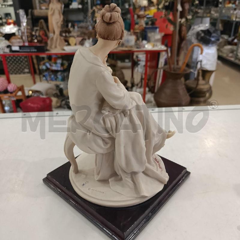 STATUETTA G. ARMANI DONNA CON BAMBINO | Mercatino dell'Usato Tivoli 2