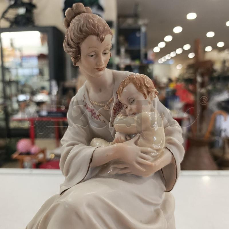 STATUETTA G. ARMANI DONNA CON BAMBINO | Mercatino dell'Usato Tivoli 3