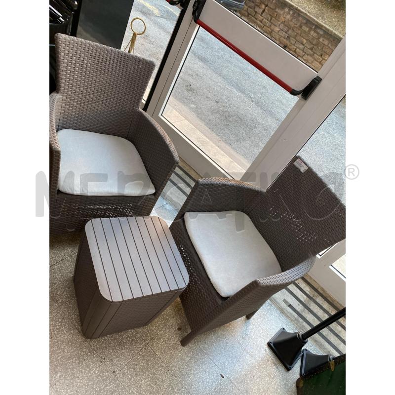 POLTRONCINE PLAST + TAVOLINO CONTENITORE | Mercatino dell'Usato Roma porta di roma 1