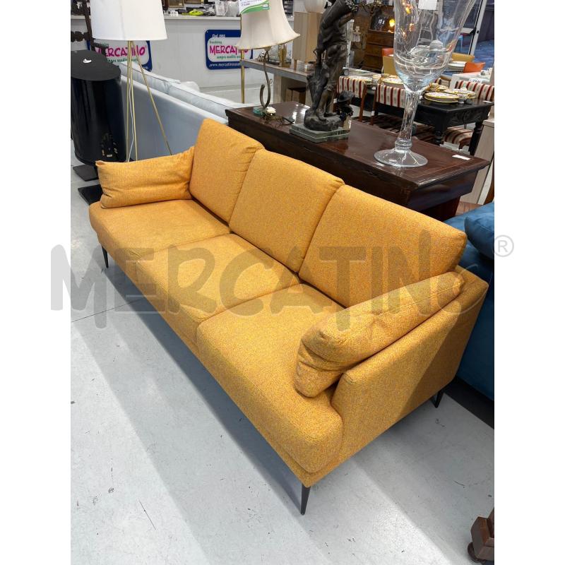 DIVANO  GIALLO ARANCIO 3/P DIVANI DIVINITY | Mercatino dell'Usato Roma somalia 2